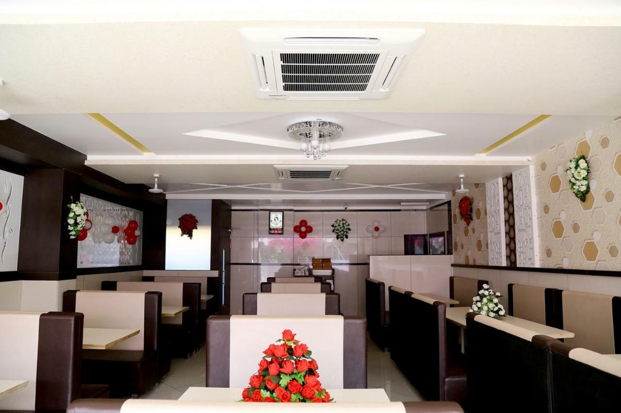 Hotel Shahi Darbar Navsari Kültér fotó