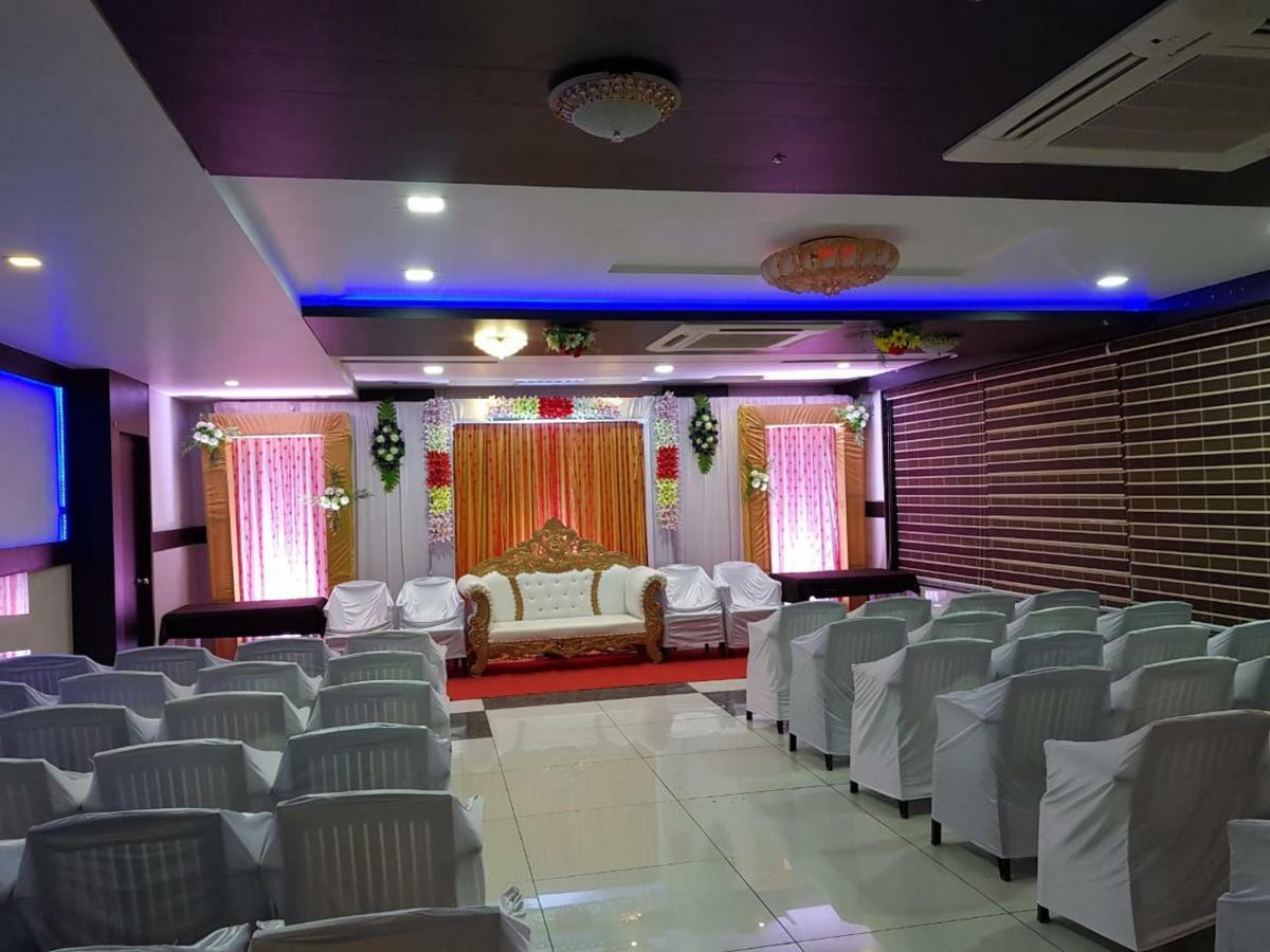 Hotel Shahi Darbar Navsari Kültér fotó